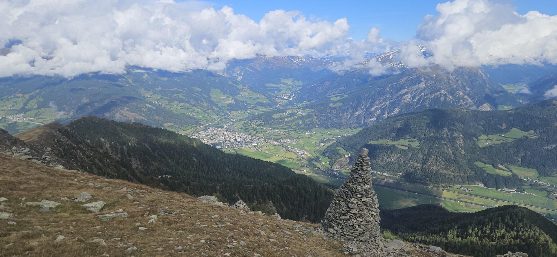 Blick vom Panoramaberg Zinseler hinunter in das Sterzinger Becken auf der Weiterwanderung in das Sarntal mit Bergwanderführer Andreas Pittl