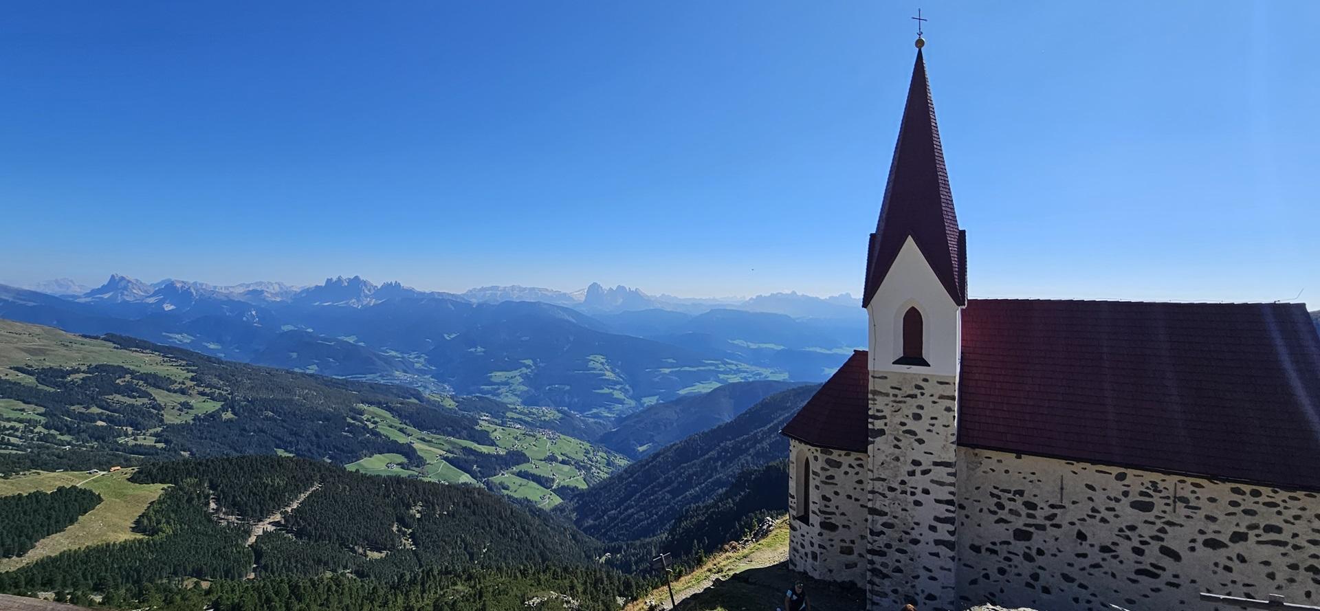 Wanderung auf den Wallfahrtort Latzfonserkreuz in den Sarntaler Alpen bei der Weitwanderwoche von Sterzing in das Trentino mit Bergwanderführer Andreas Pittl